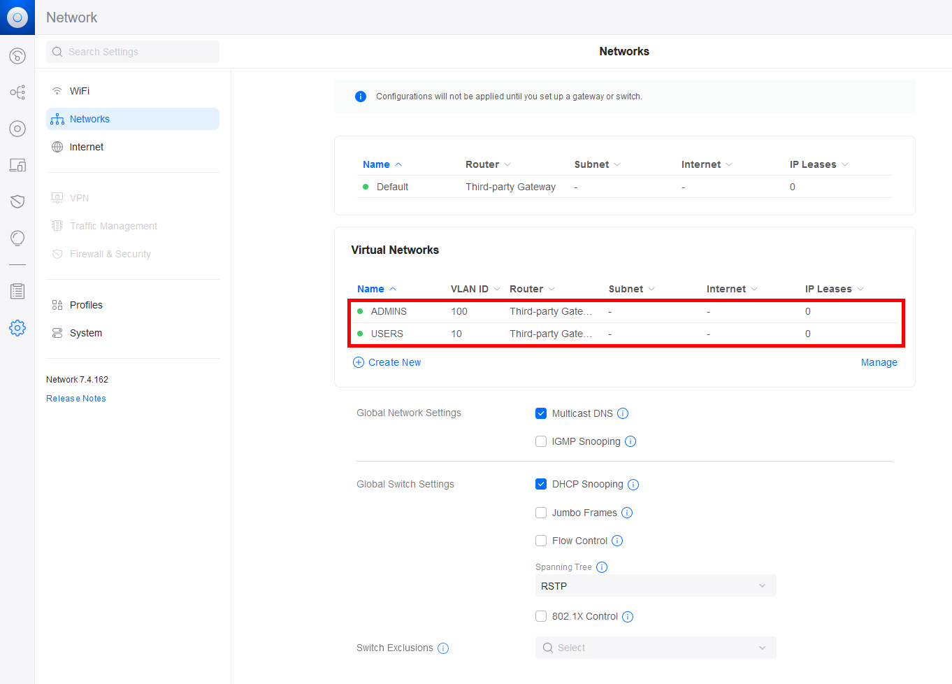 Interface UniFi Network affichant la configuration des réseaux virtuels avec deux VLANs : VLAN 100 nommé ADMINS et VLAN 10 nommé USERS, utilisant une passerelle tierce.