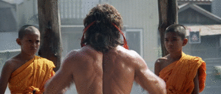 Sylvester Stallone dans Rambo III qui met son bandeau rouge