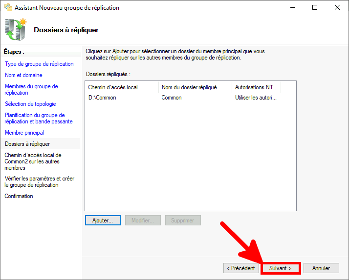 Capture d'écran de l'étape Dossiers à répliquer montrant le chemin d'accès au dossier confirmé D:\Common, avec le bouton Suivant en surbrillance pour continuer.
