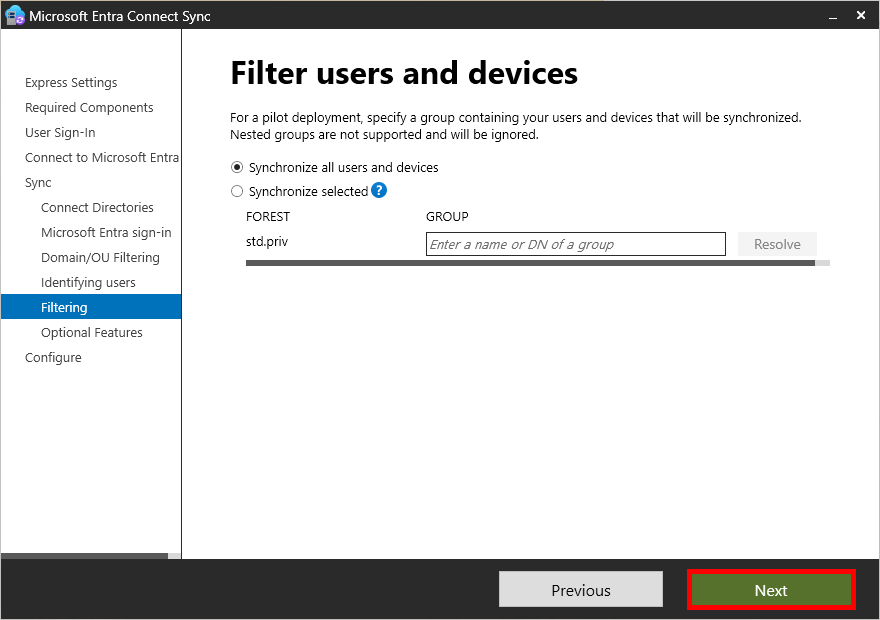 Écran de Microsoft Entra Connect Sync pour le filtrage des utilisateurs et des appareils. L'option 'Synchroniser tous les utilisateurs et appareils' est sélectionnée, avec la possibilité alternative de synchroniser des groupes spécifiques en saisissant un nom de groupe ou un DN. Le bouton 'Suivant' est mis en surbrillance pour continuer.