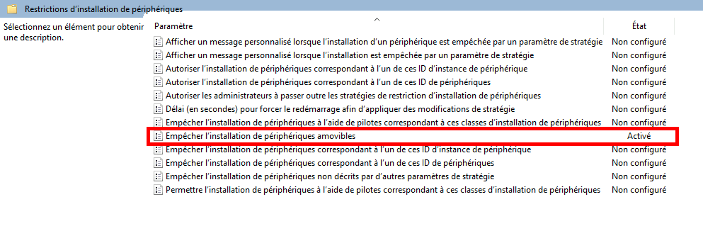 Capture d'écran de l'éditeur de stratégie de groupe montrant le paramètre 'Empêcher l'installation de périphériques amovibles' dans la section des restrictions d'installation de périphériques, avec l'état défini sur 'Activé' et une mise en évidence rouge.