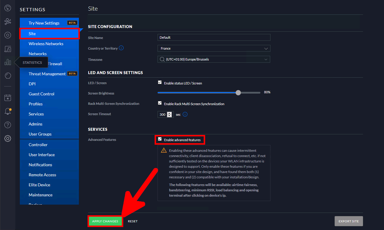 Page des paramètres UniFi montrant comment activer les fonctions avancées et appliquer les changements.