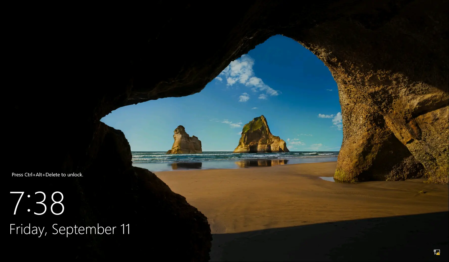 Écran de verrouillage de Windows affichant une vue pittoresque de la plage avec l'heure et la date affichées