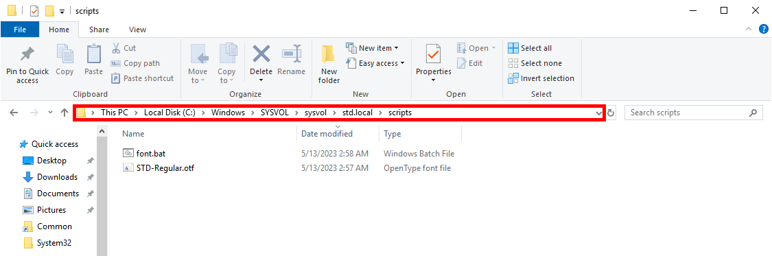 Capture d'écran de l'explorateur Windows montrant le script et le fichier de police