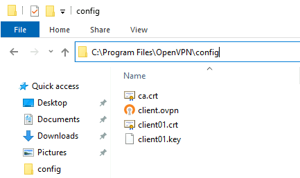 L'explorateur de fichiers montre le dossier de configuration OpenVPN avec les fichiers de certificats et de clés.