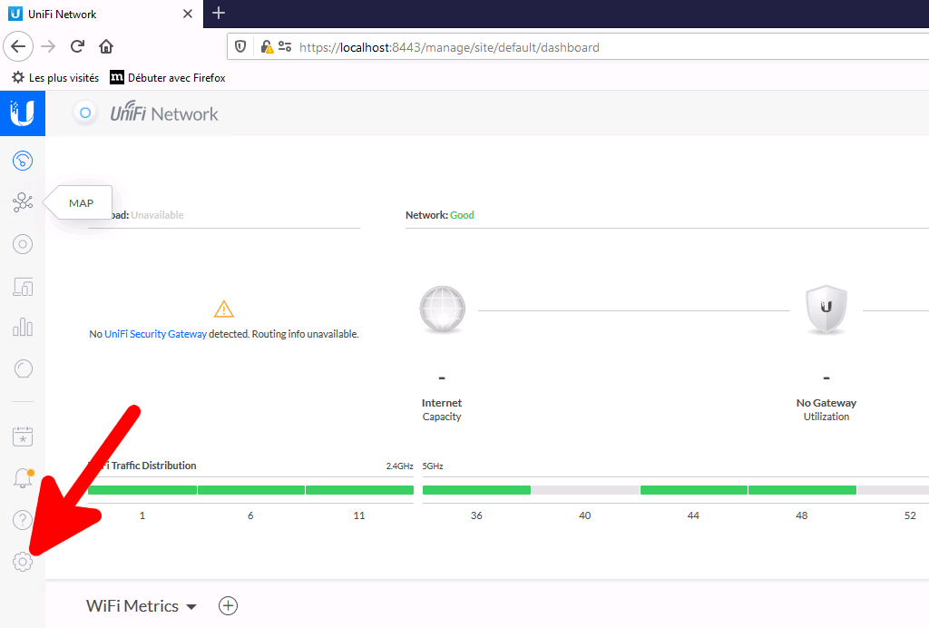 UniFi Network Management Controller dashboard showing network status and traffic distribution.